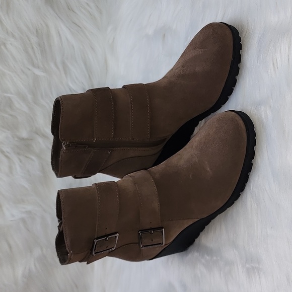 GIANI BERNINI Womens Taupe Buckle Accent Water Resistant Sashaa Round Toe Wedge - Picture 1 of 8